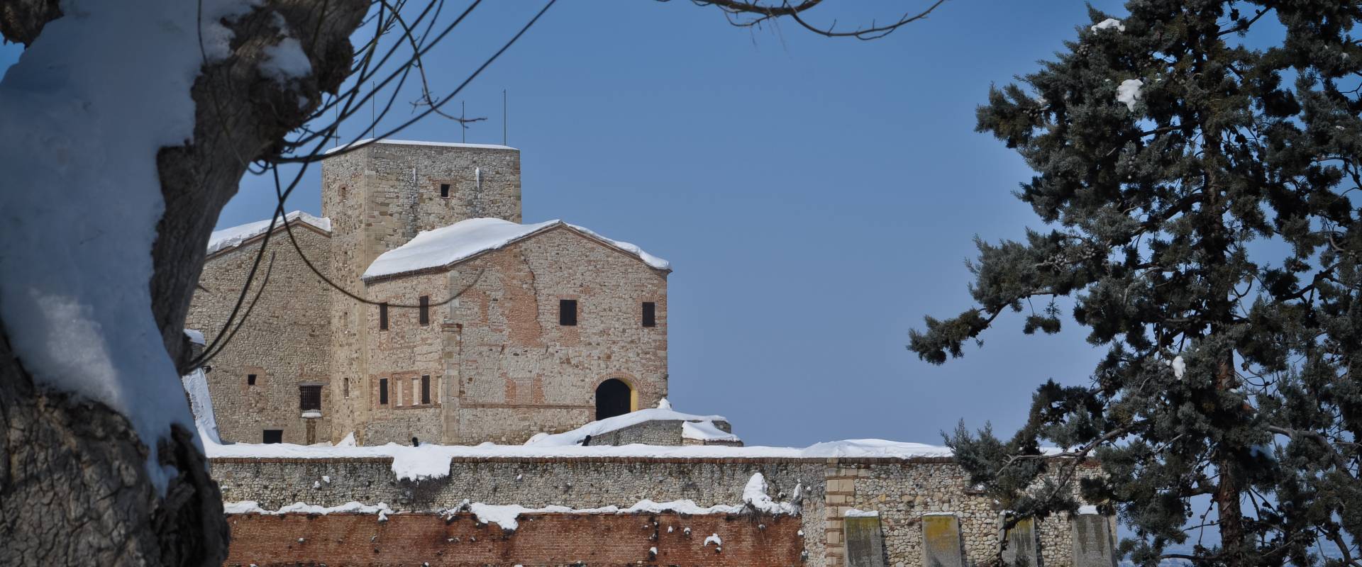 Verucchio Malatestian fortress with snow 2 photo by Alessandra D'Alba